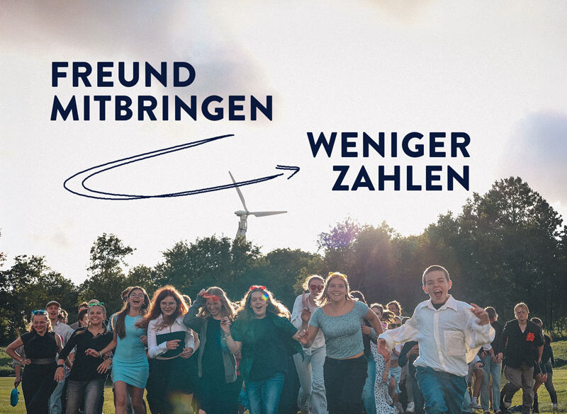 Jugendliche erleben gemeinsam Action bei den DuneDays auf dem WDL Dünenhof Gelände, laufen als Gruppe freudig auf Kamera zu