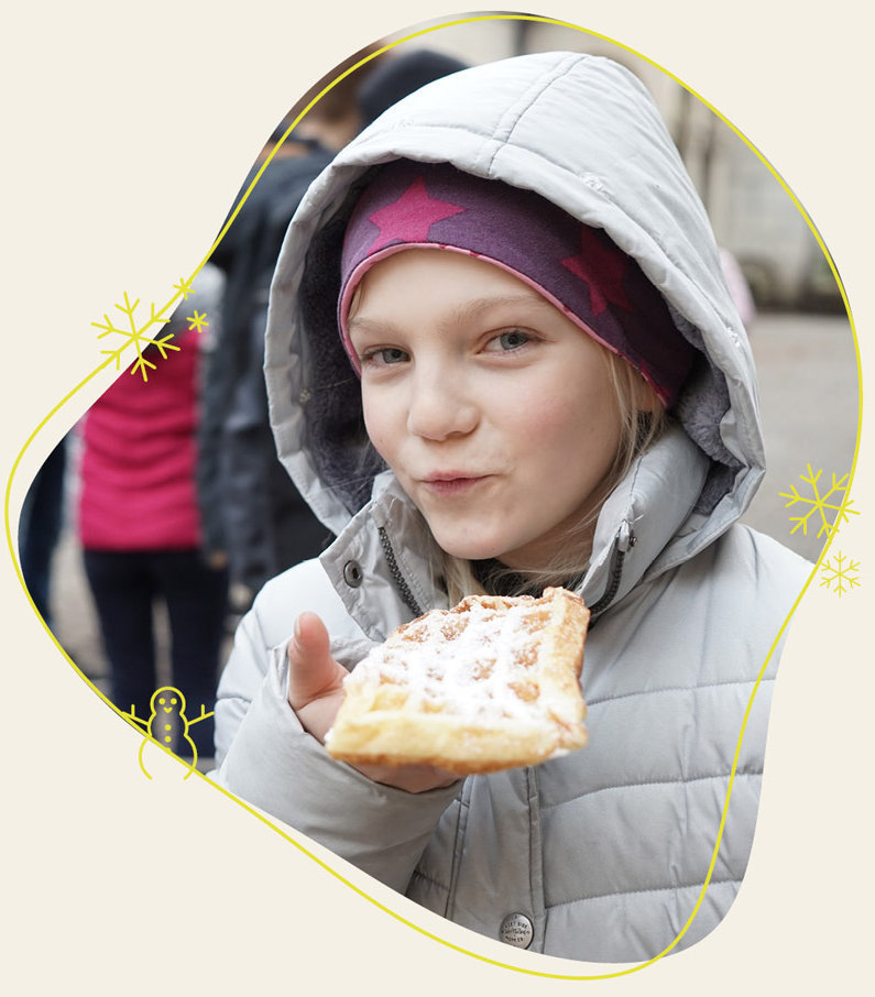 Mädchen mit einer Waffel in der Hand