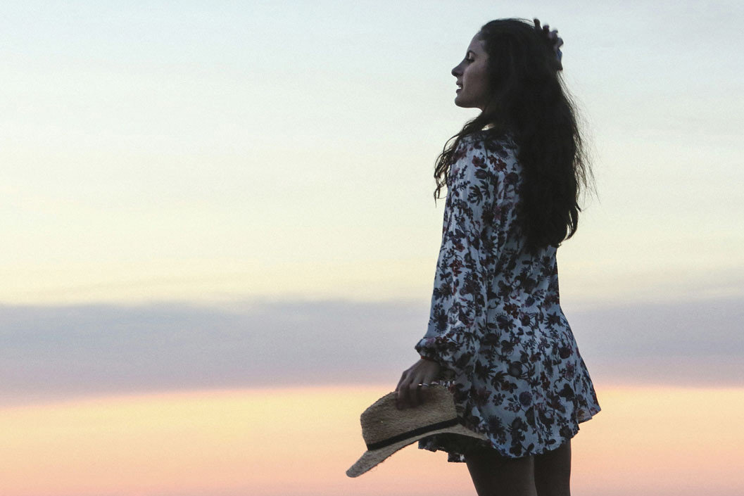 Eine Frau entspannt bei einer Tagung vom WDL-Dünenhof