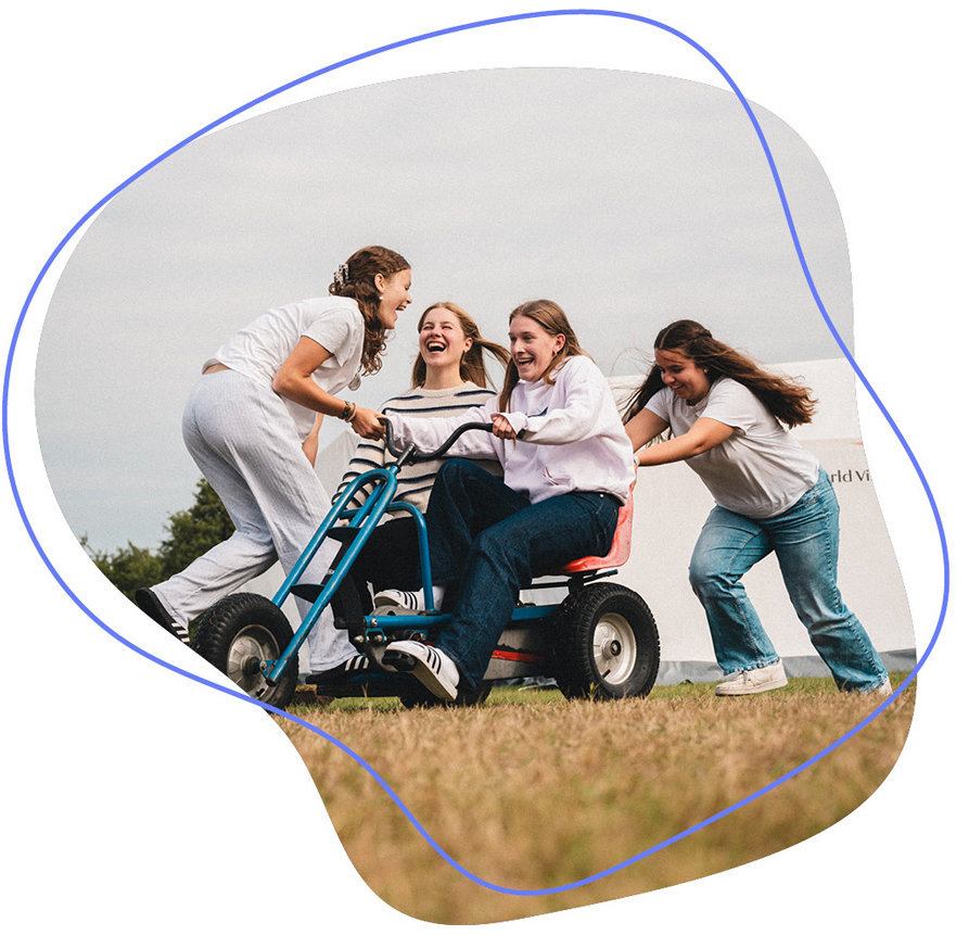 Mädchengruppe lachend auf einem Gokart während der Dunedays-Freizeit beim WDL-Dünenhof