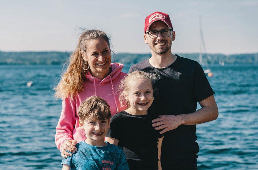 Familienfoto mit dem Starnbergersee im Hintergrund