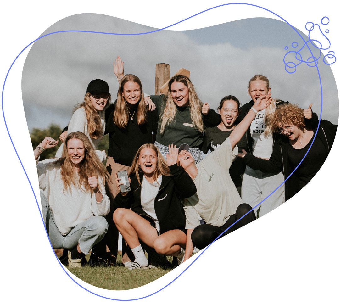 Mädchengruppe strahlt bei der Dunedays-Freizeit beim WDL-Dünenhof