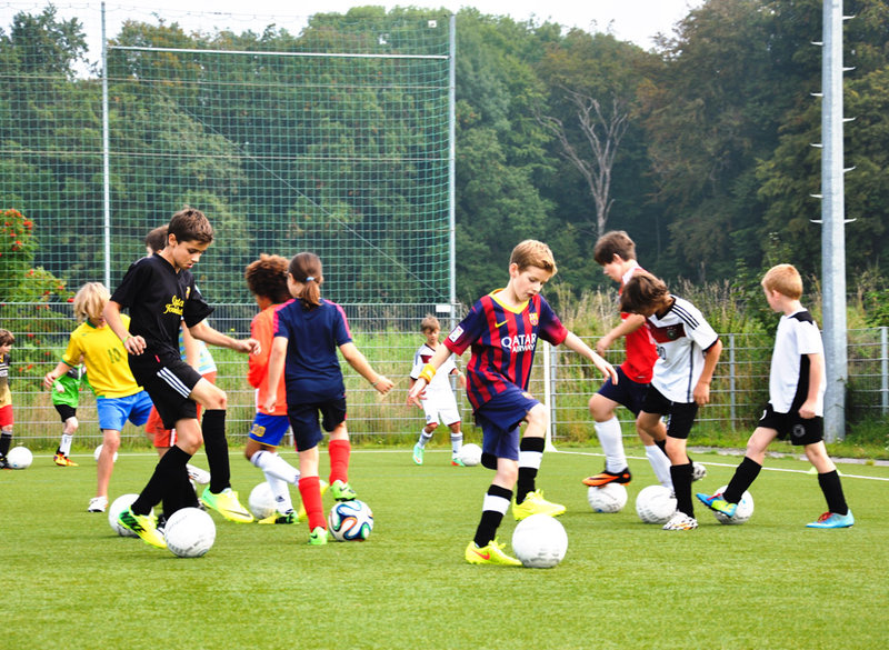 Kinder trainieren auf ein Fußballplatz