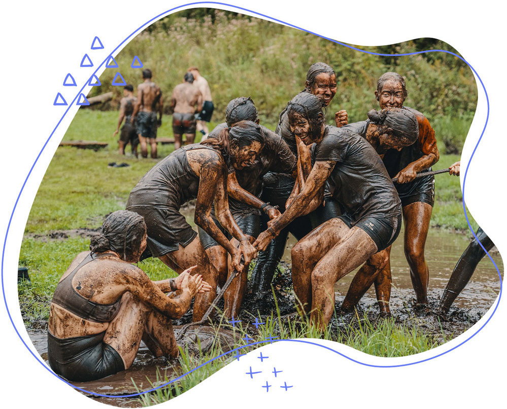 Jugendliche laufen durch den Tough Mudder 