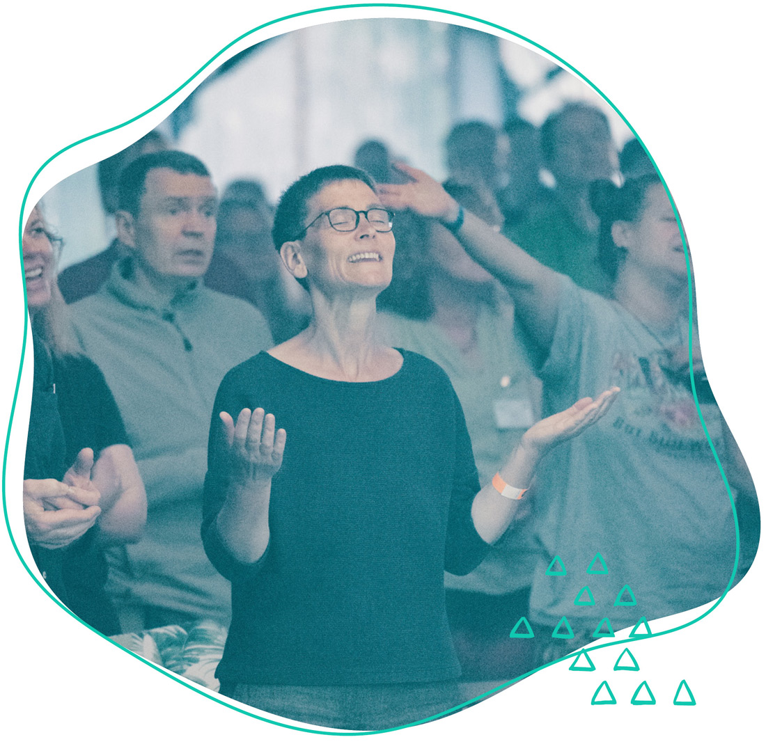 Frau beten Gott im Lobpreis an beim WDL Dünenhof