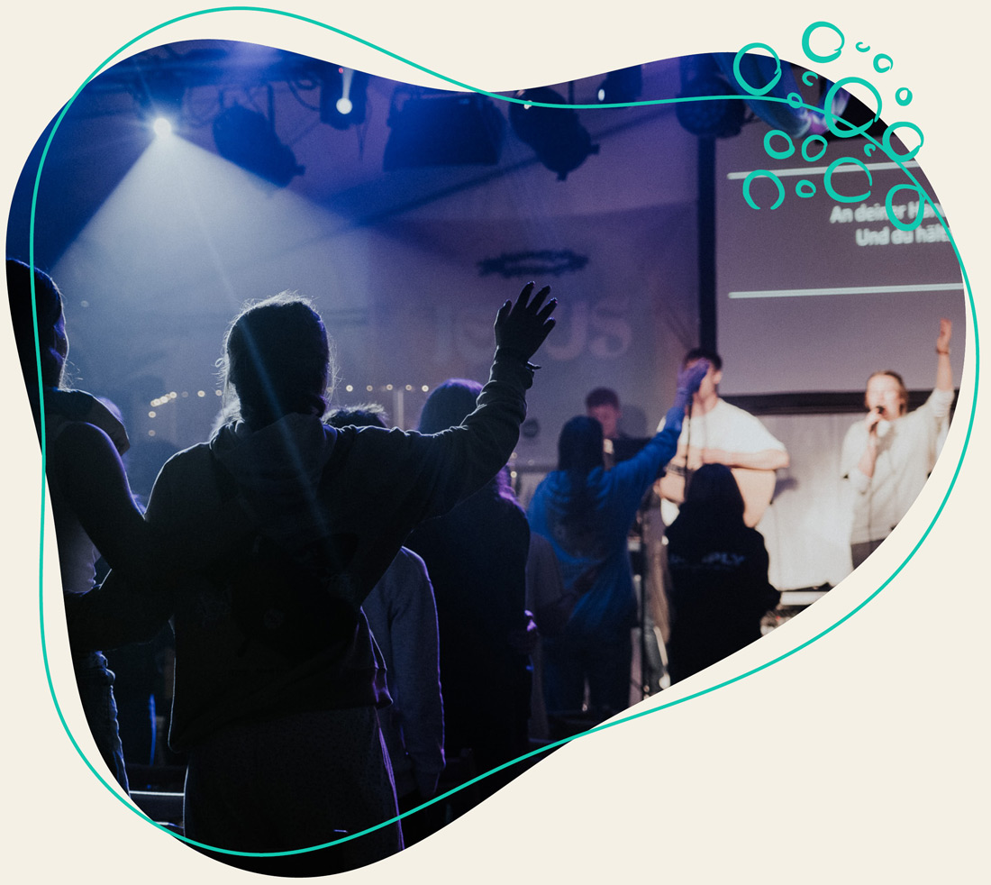 Menschenmenge preist Gott im Lobpreis beim WDL Dünenhof