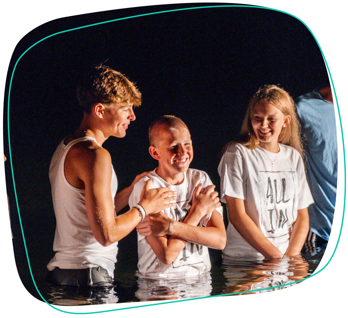 Zwei Jugendliche lassen sich beim Partnerprogramm beim WDL Dünenhof taufen