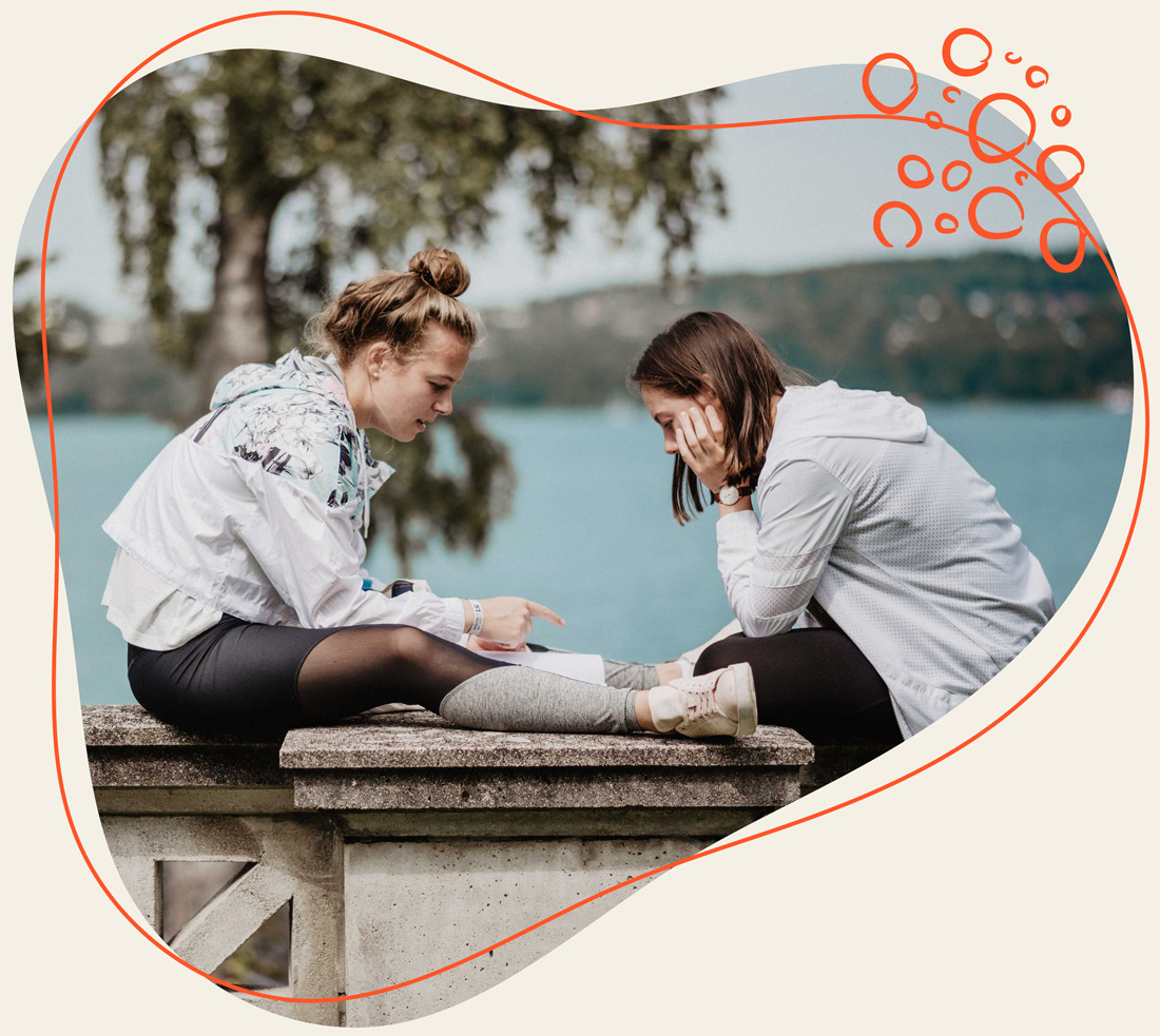 Zwei junge Frauen die Bibellesen 