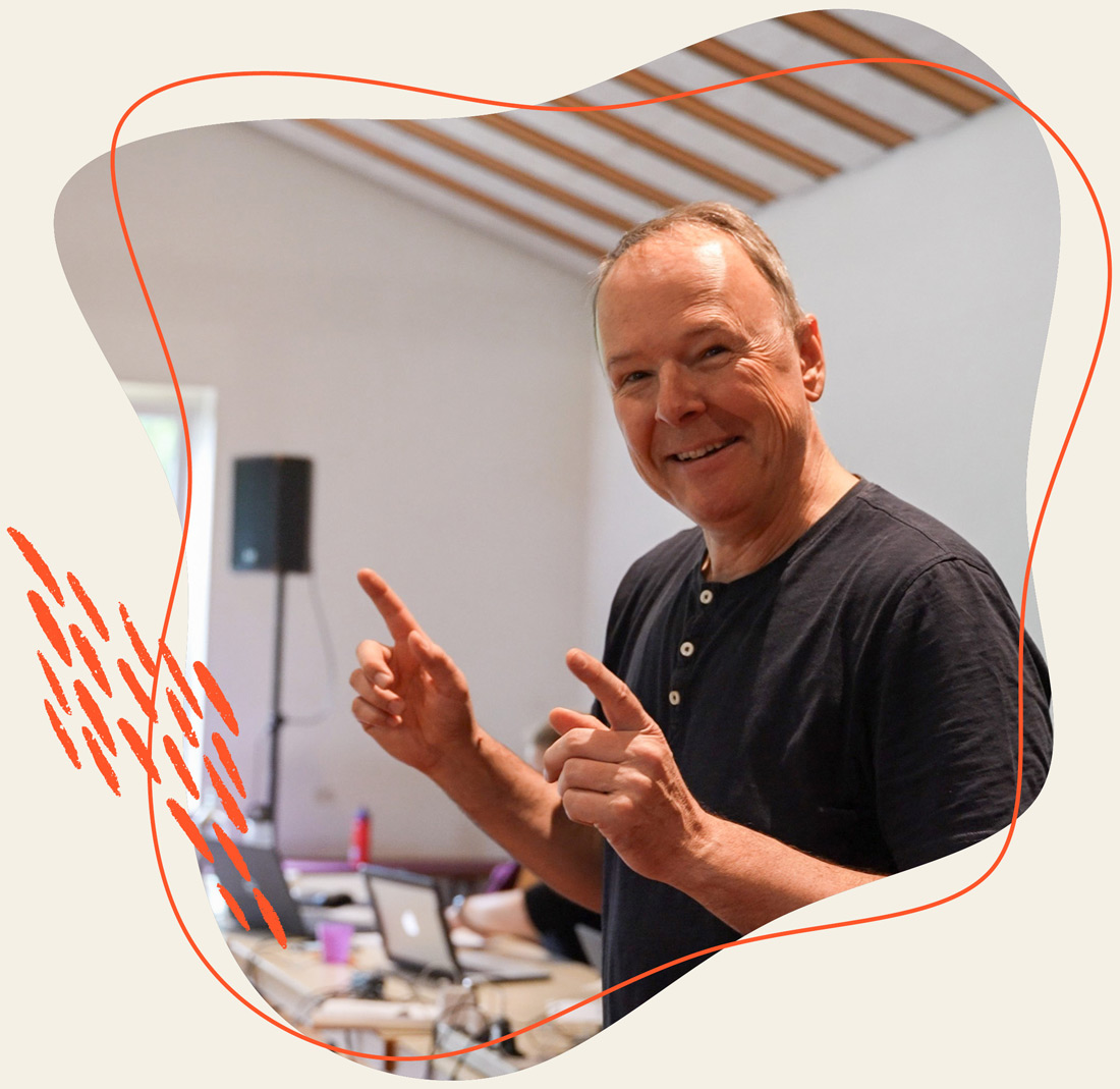 ein gut gelaunter Mann zeigt mit beiden Händen nach oben