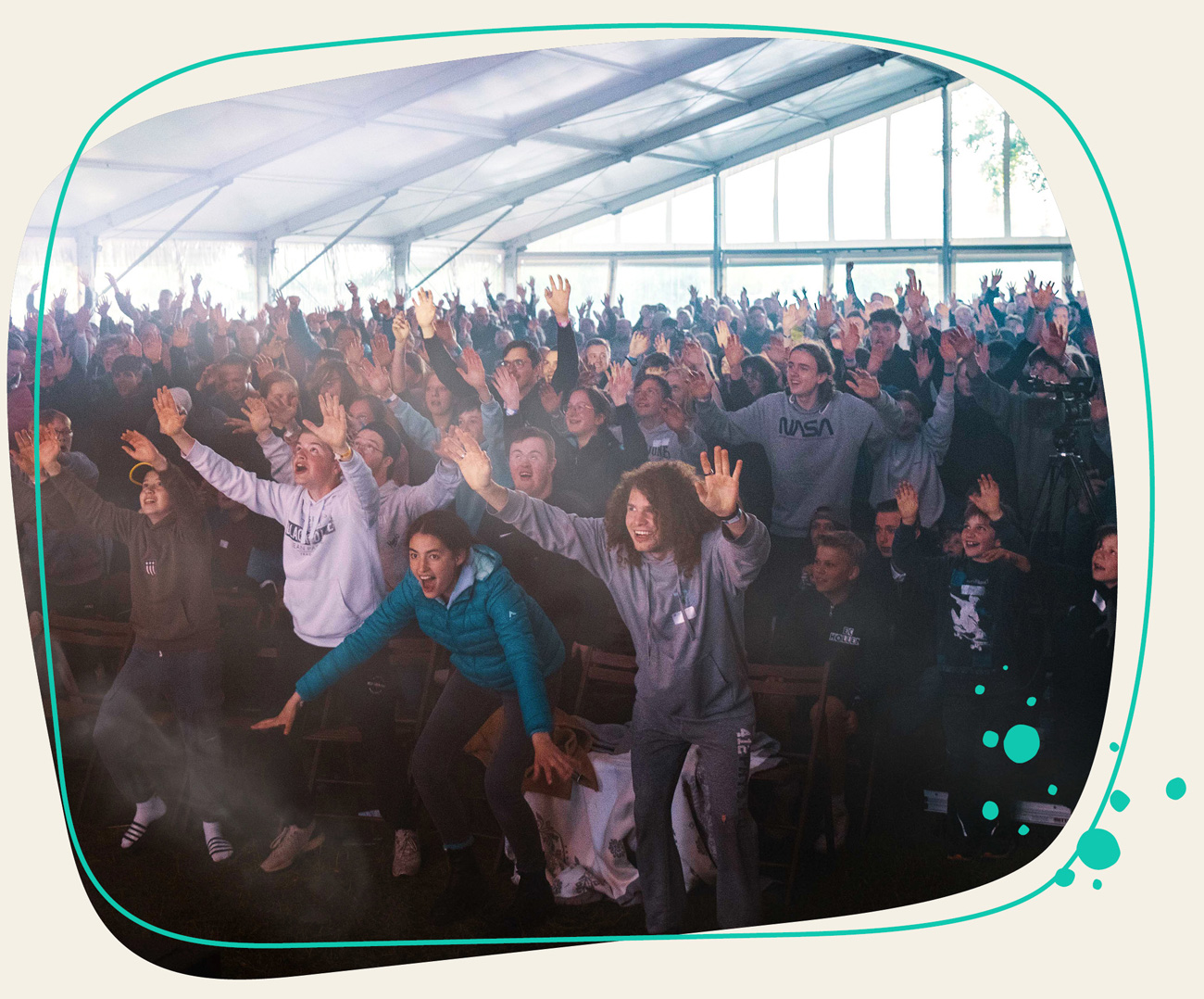 Menschenmenge lobend beim Pfingstfestival am WDL-Dünenhof