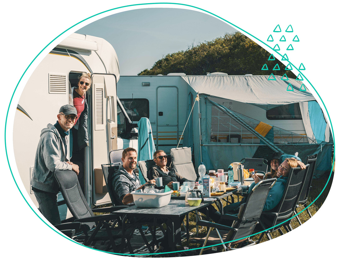 Familie und Freunde campen fröhlich auf dem Pfingstfestival beim WDL Dünenhof