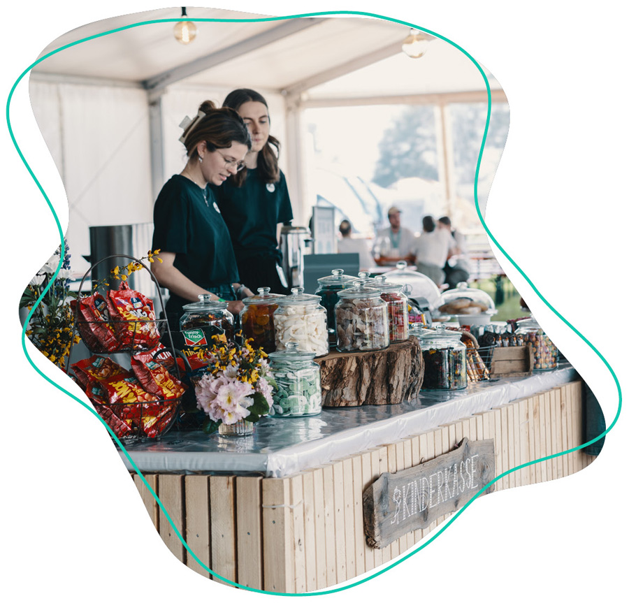 Im Nachtcafé des Dünenhof-Festivals richten die Mitarbeitenden an einer gemütlichen Theke süße Leckereien für die Gäste an. 