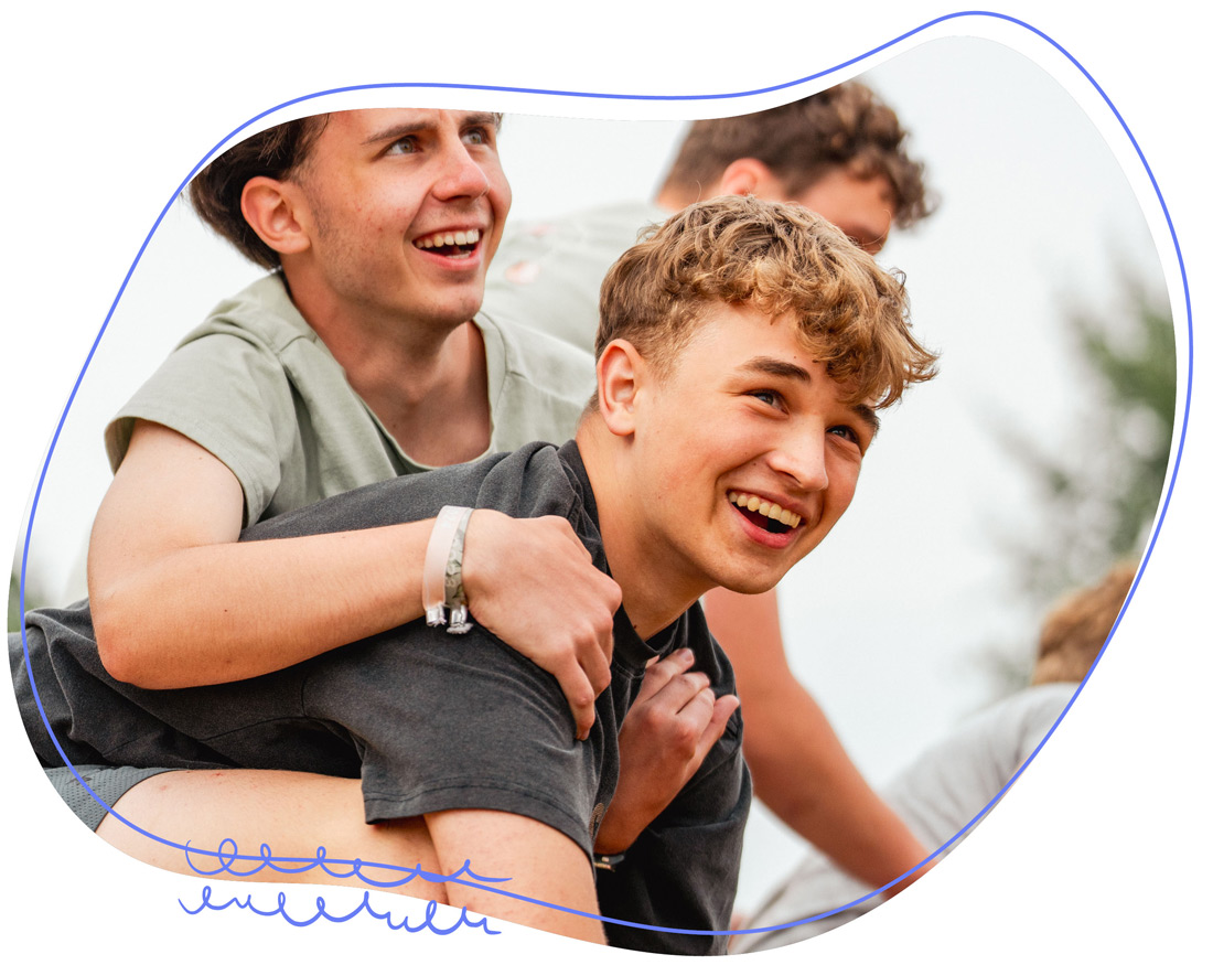 Jungs Gruppe lächelnd während einer Dunedays-Freizeit beim WDL-Dünenhof