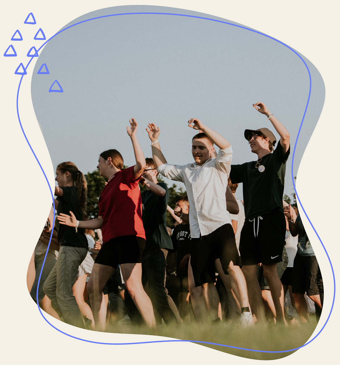 Gruppe Jugendlicher lachend und tanzend bei der Dunedays-Freizeit beim WDL-Dünenhof