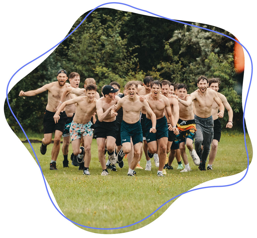 Männer und Jungs Gruppe sehr motiviert bei der Dunedays-Freizeit auf dem WDL-Dünenhof