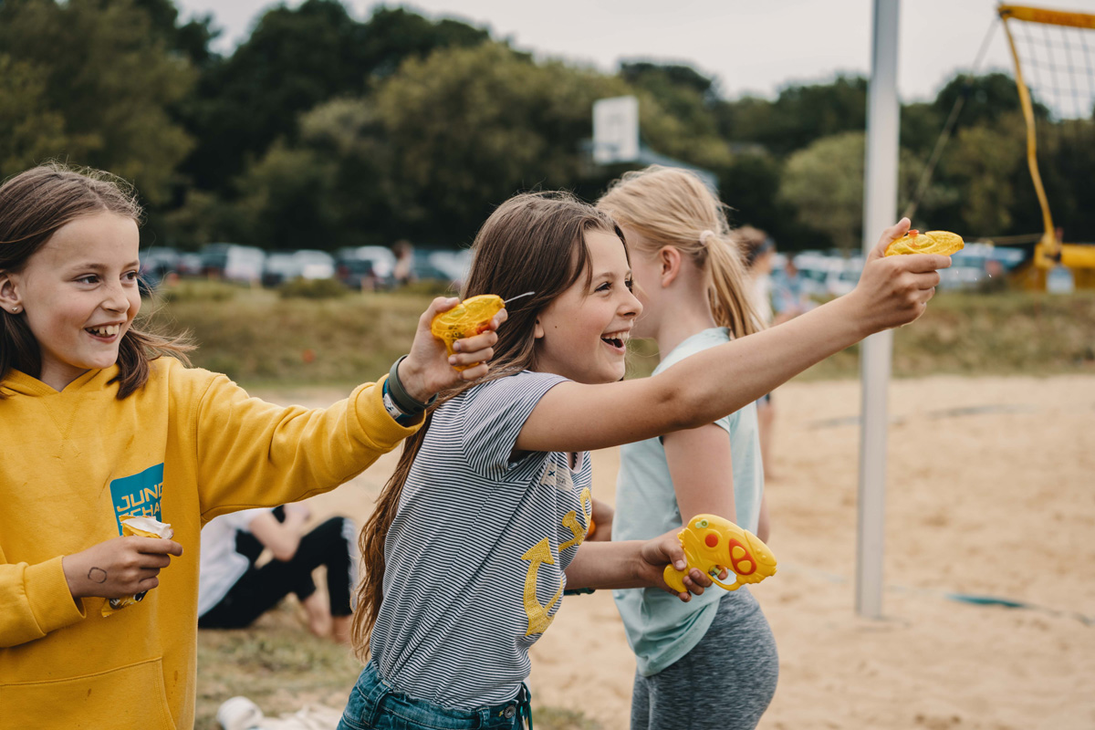 Mädchengruppe lächelnd auf einer Kindersommerfreizeit beim WDL-Dünenhof