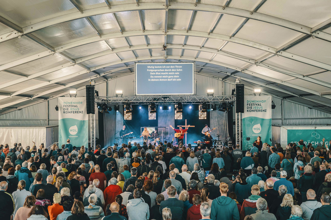 Eine große Menschenmenge lobend während des Pfingstfestivals beim WDL-Dünenhof