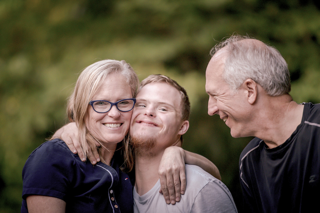 Familie lachend auf einer Familienfreizeit beim WDL-Dünenhof