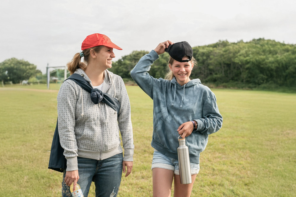 Tochter und Mutter lächelnd auf der Mutter-Tochter-Freizeit-beim WDL-Dünenhof