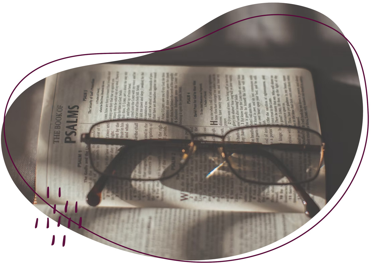 Nachdenkliches Bild mit einer Brille auf einem Buch drauf beim WDL-Dünenhof