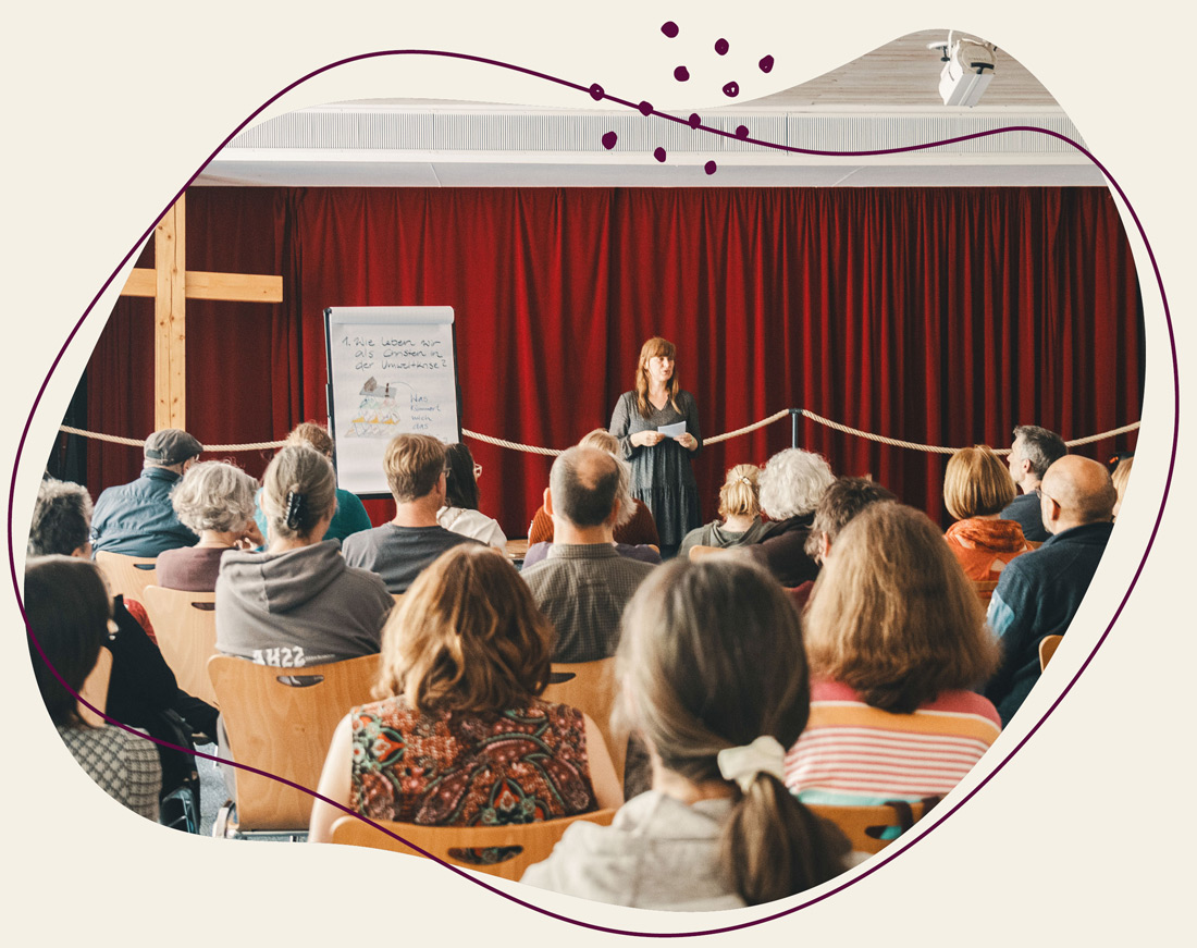 Eine Gruppe hört interessiert einem Referenten zu bei den Kurzwochenseminaren beim WDL Dünenhof