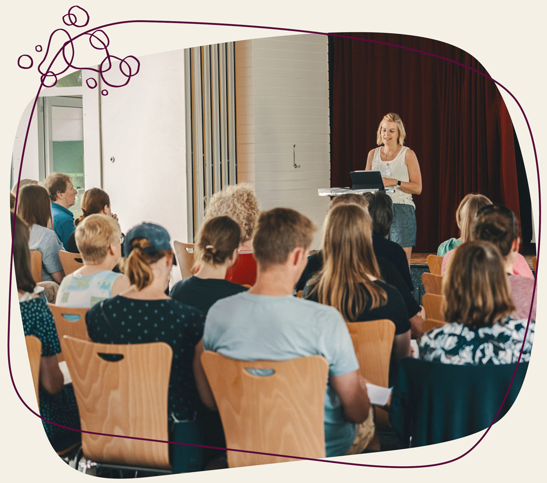 Gruppe hört spannend zu bei einer Wochenendtagung beim WDL Dünenhof