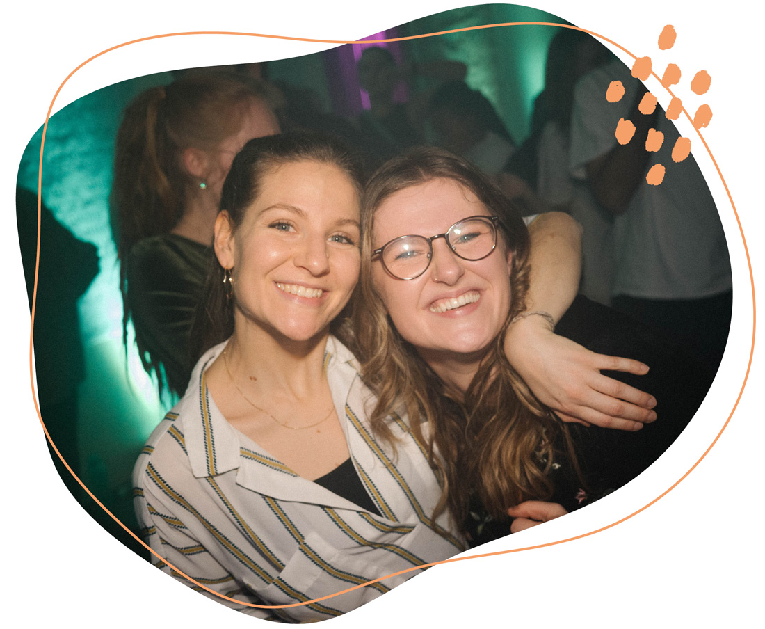 Zwei Mädels lächeln fröhlich in die Kamera bei der Zukunftswerkstatt