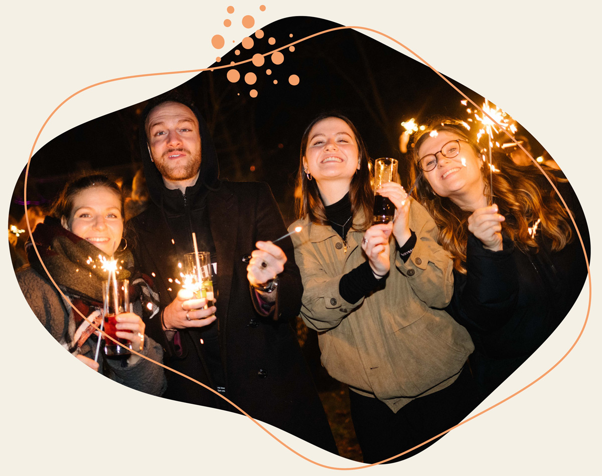 Gruppe Mädels lächelt strahlend in die Kamera bei der Zukunftswerkstatt
