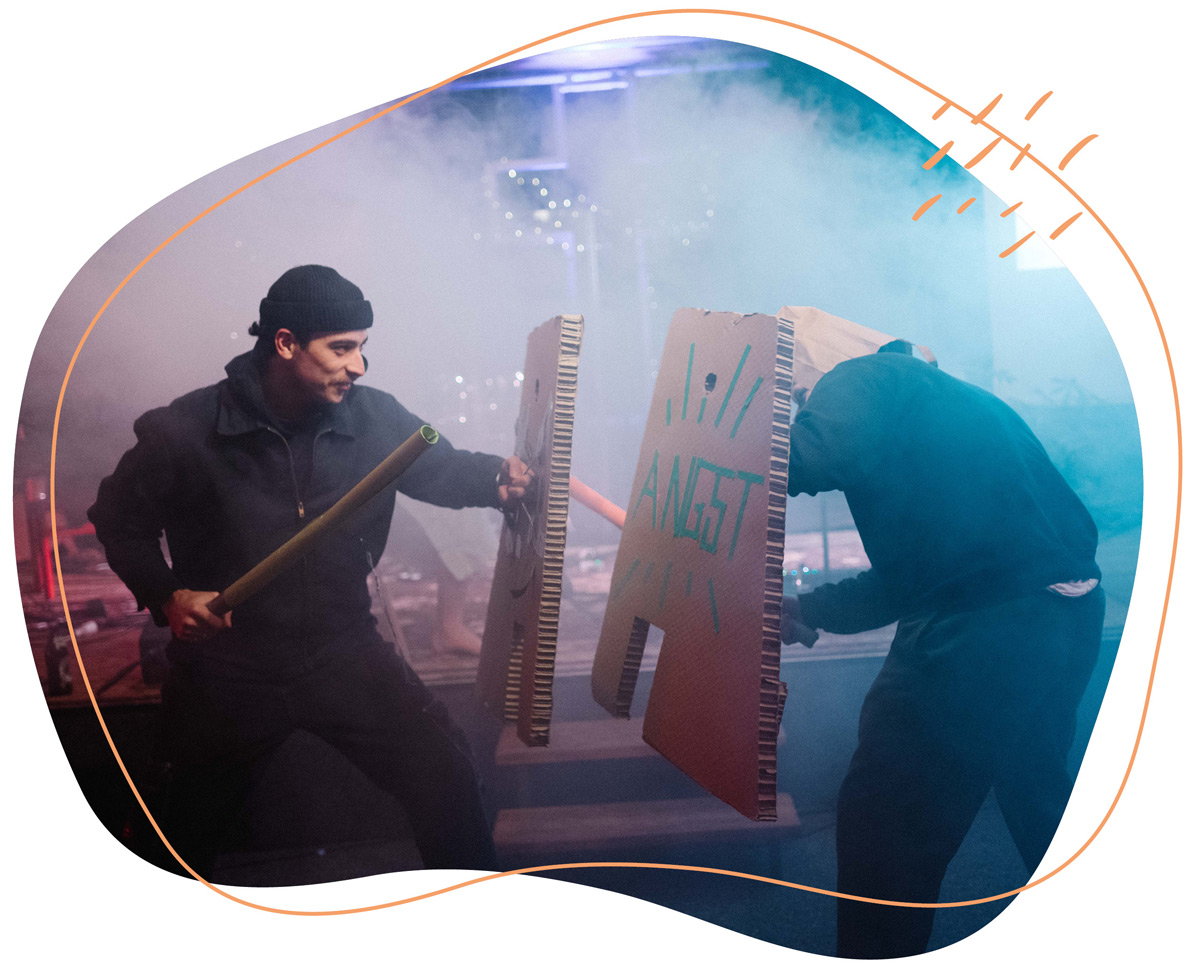 Zwei Männer demonstrieren etwas spannendes bei der Zukunftswerkstatt 