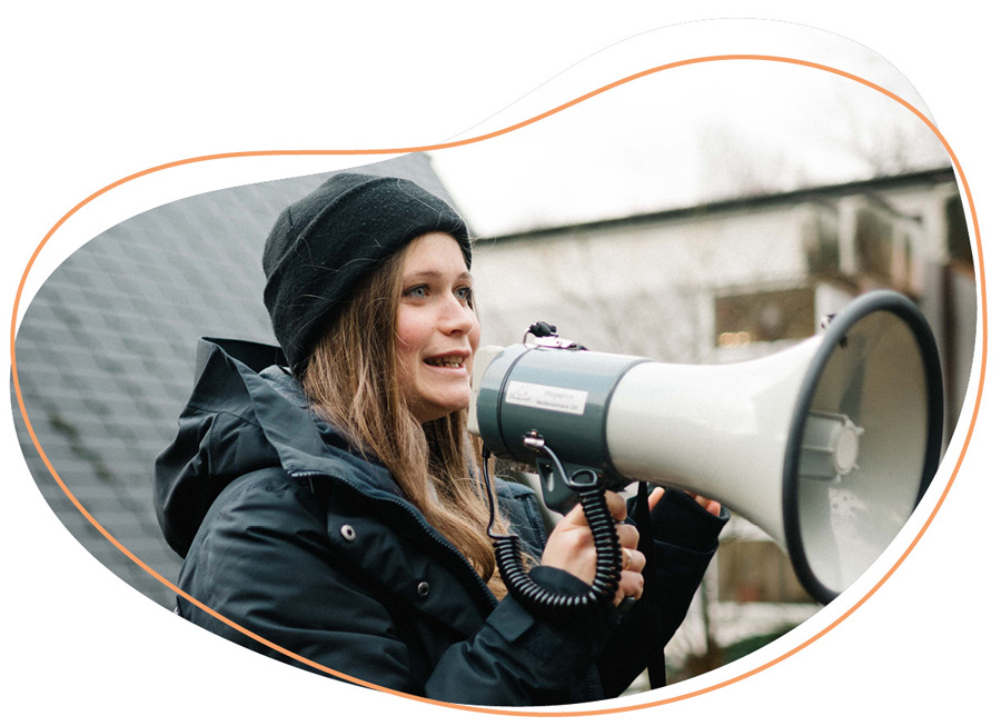 Eine Frau teilt etwas wichtiges mit bei der Zukunftswerkstatt