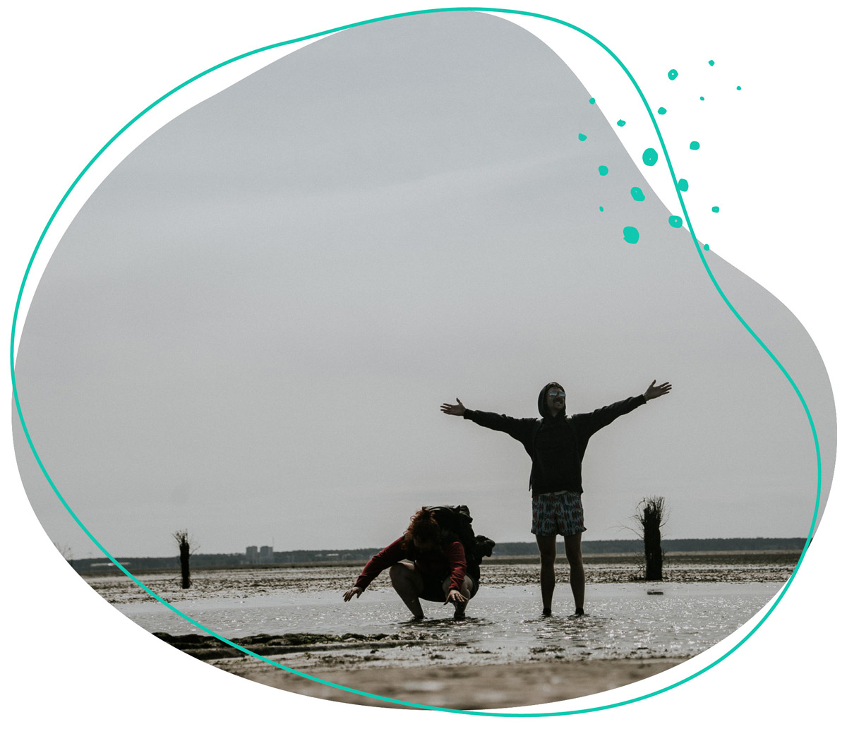 Zwei Gäste genießen am WDL Dünenhof das Watt und die Freiheit des weiten Meeres