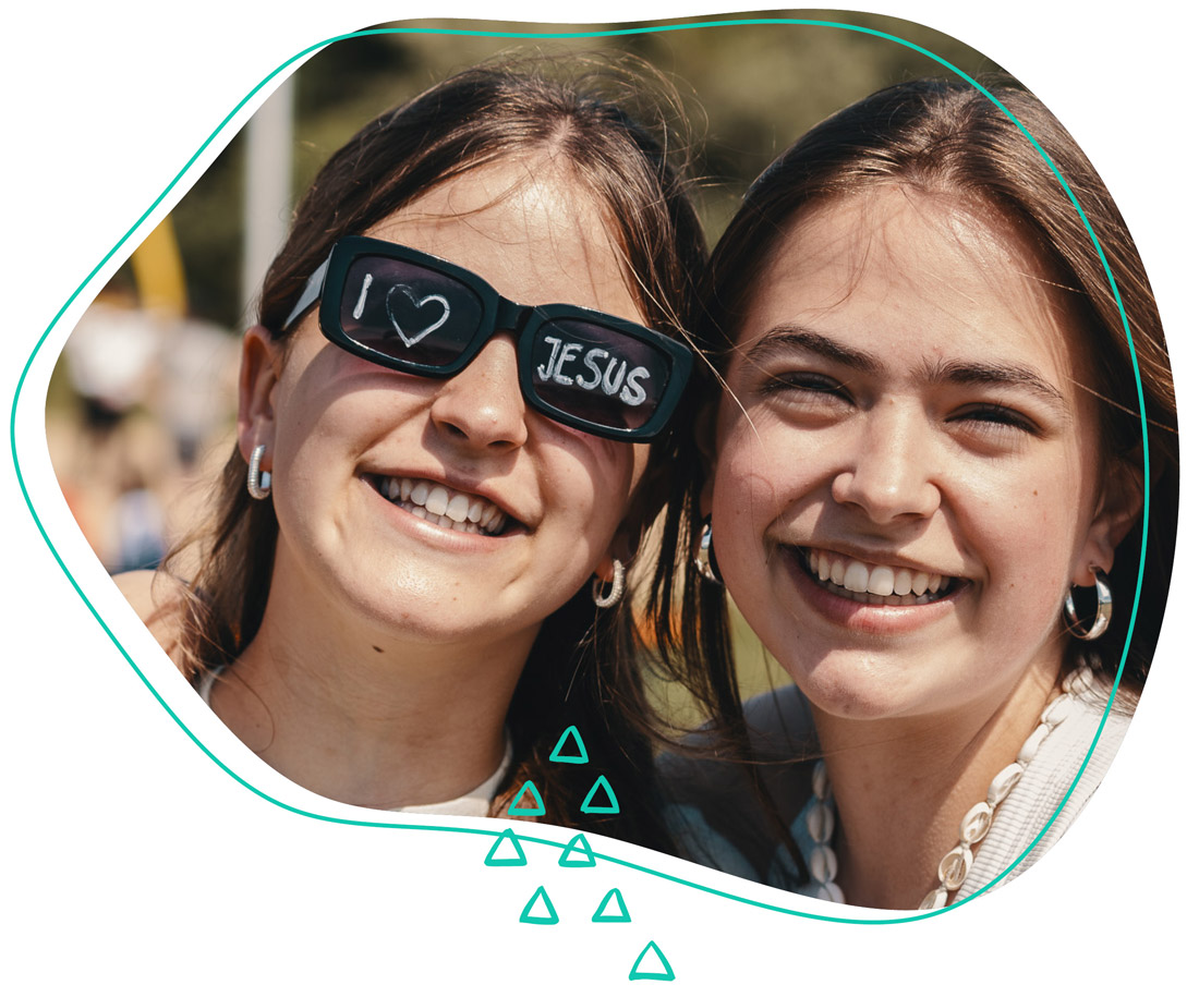 Zwei Mädchen lächelt auf einer Sommerfreizeit beim WDL-Dünenhof