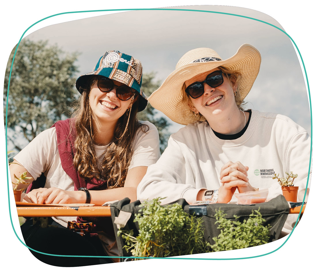 Zwei Frauen lächeln während einer Sommerfreizeit beim WDL-Dünenhof