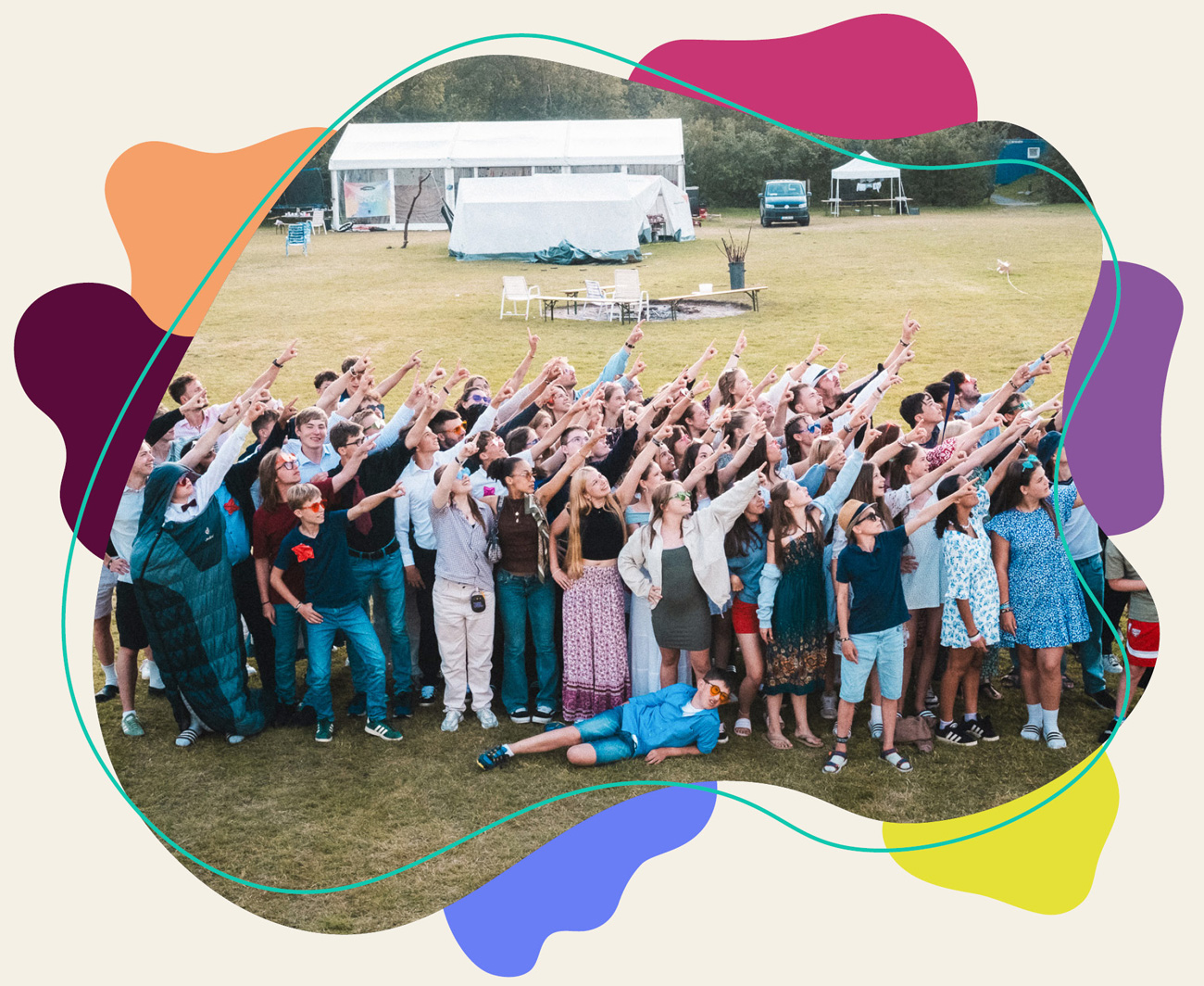 Eine große Gruppe Jugendlicher zeigt während einer Freizeit beim WDL-Dünenhof lachend in eine Richtung