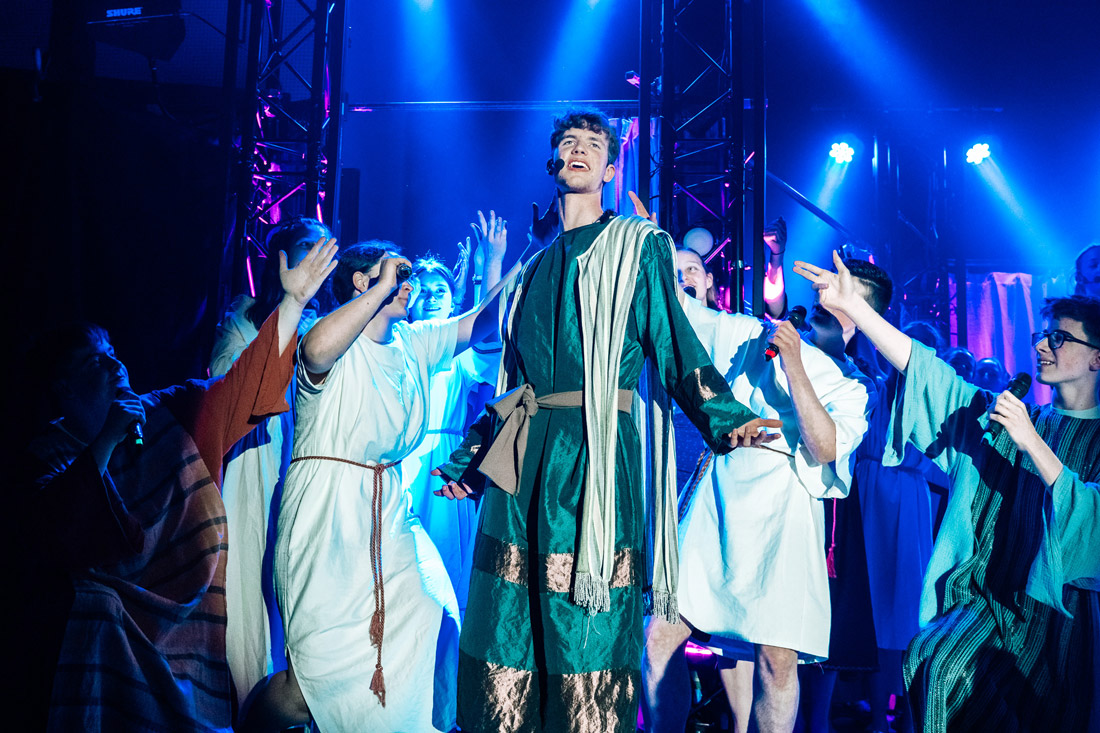 Jugendliche führen ein Musical auf einer Bühne auf