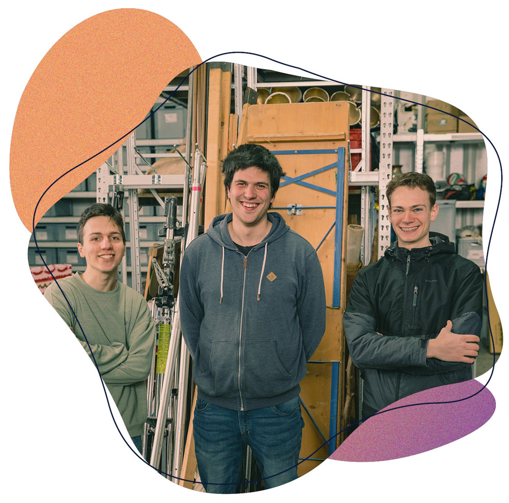 Drei Jungs stehen im Musicallager nach getaner Arbeit: dem beladen des Hängers.