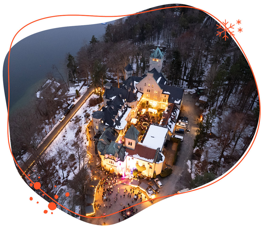 Burg im Winter in Weihnachtsbeleuchtung in der Vogelperspektive 