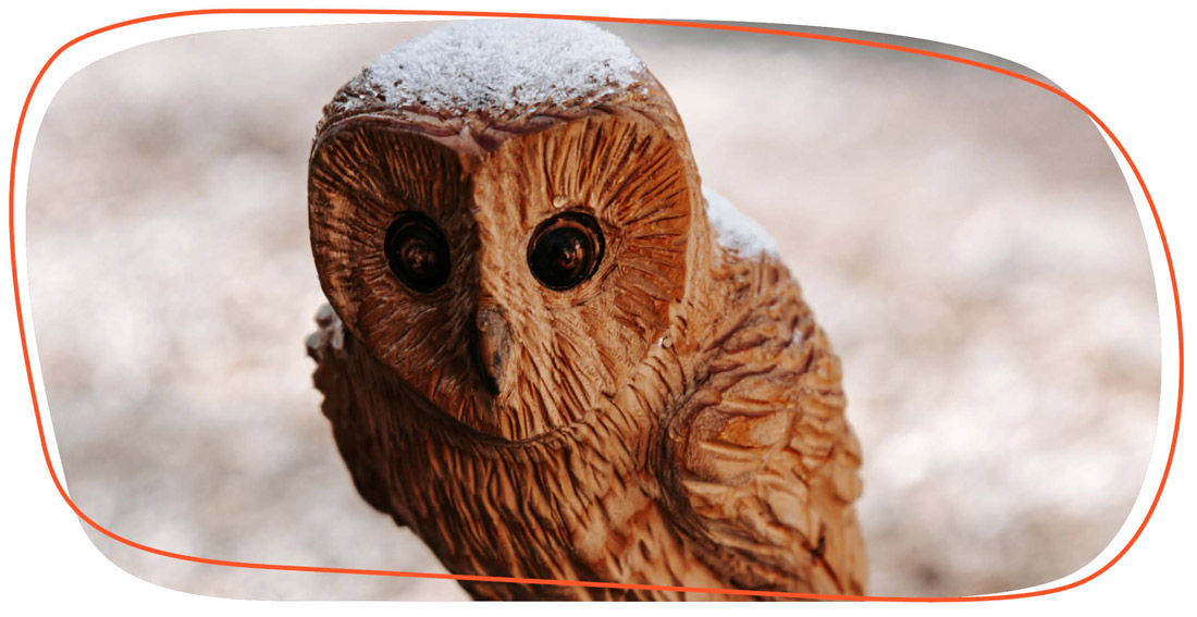 Eine Eule aus Holz 