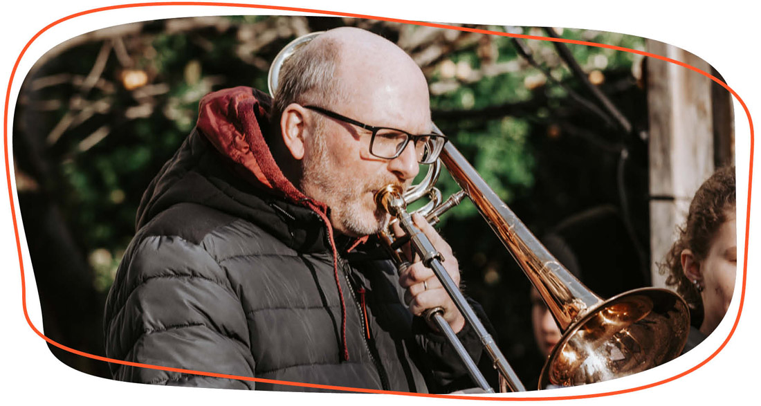 Mann der ein Blasinstrument spielt 