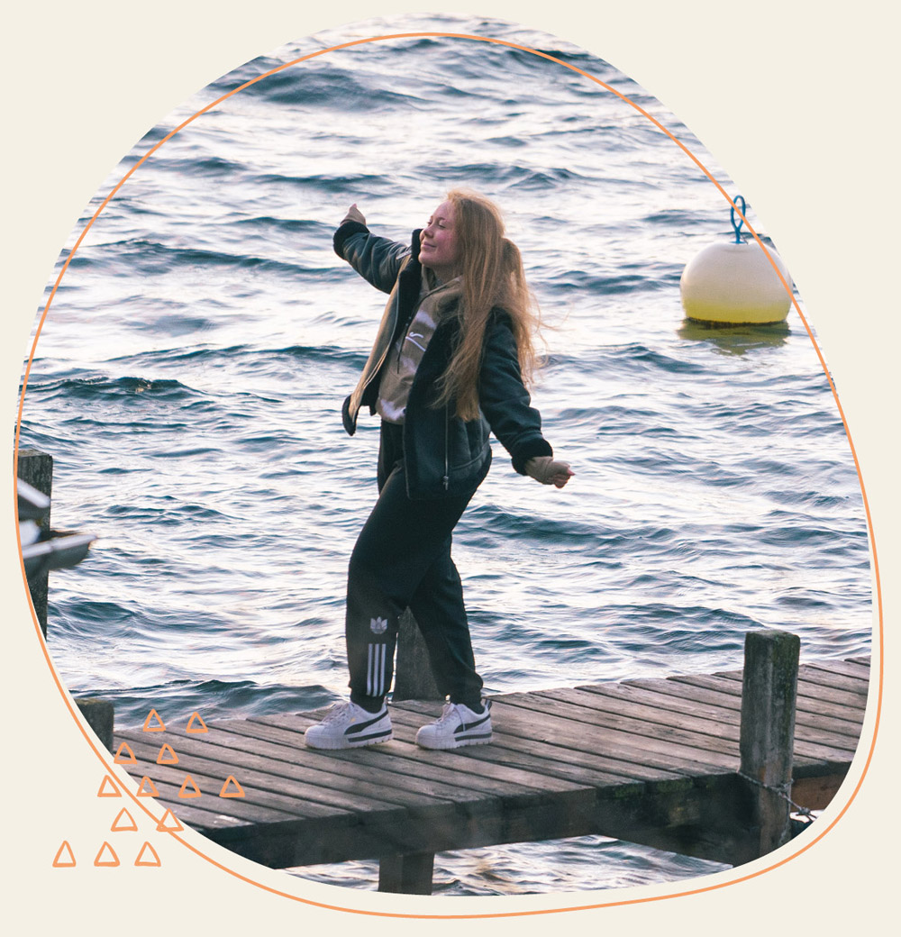 Eine Frau die auf einem Steg ist