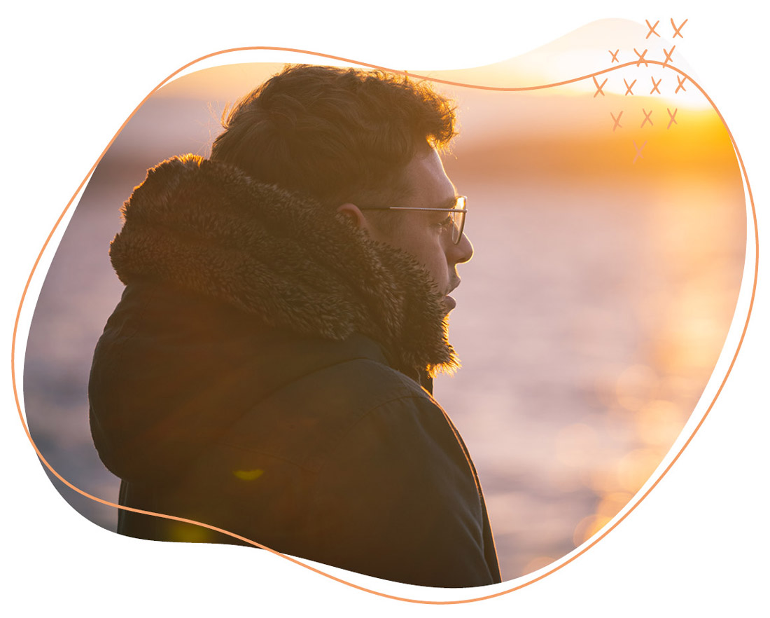 Mann der auf den Starnbergersee schaut 