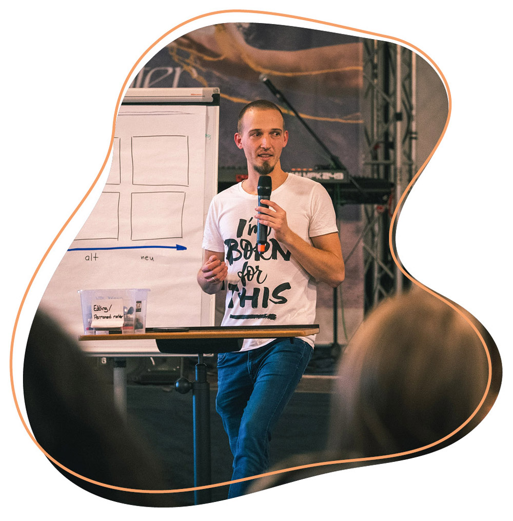 Mann der einen Vortrag hält 