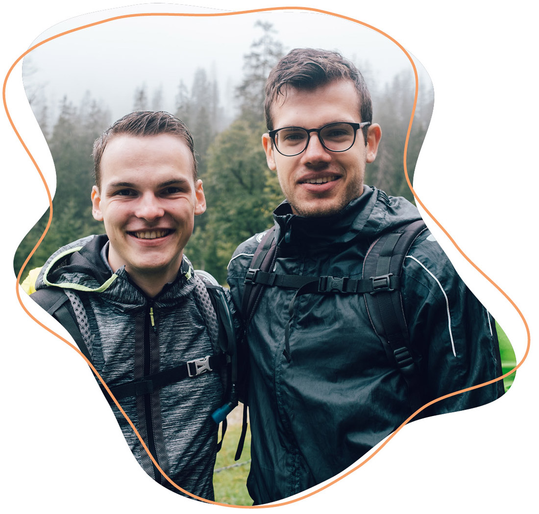 Zwei junge Erwachsene am Wandern