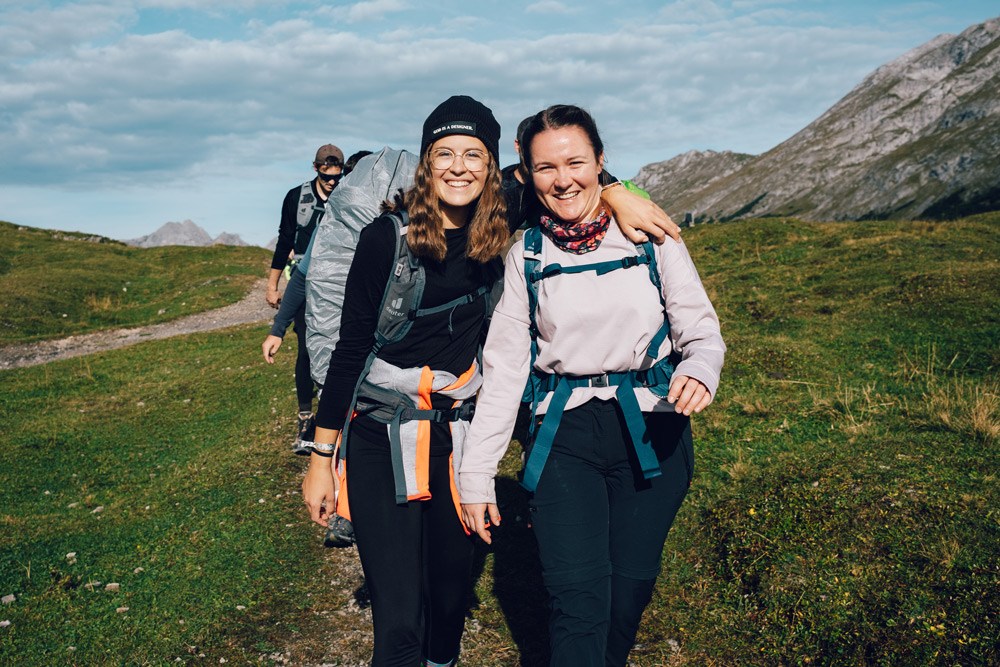 junge Erwachsene am Wandern in den Bergen
