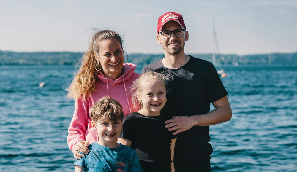 Familienfoto mit dem Starnbergersee im Hintergrund