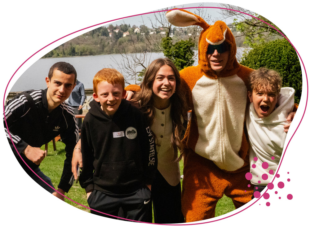 Gruppenfoto von Jugendlichen und Kindern
