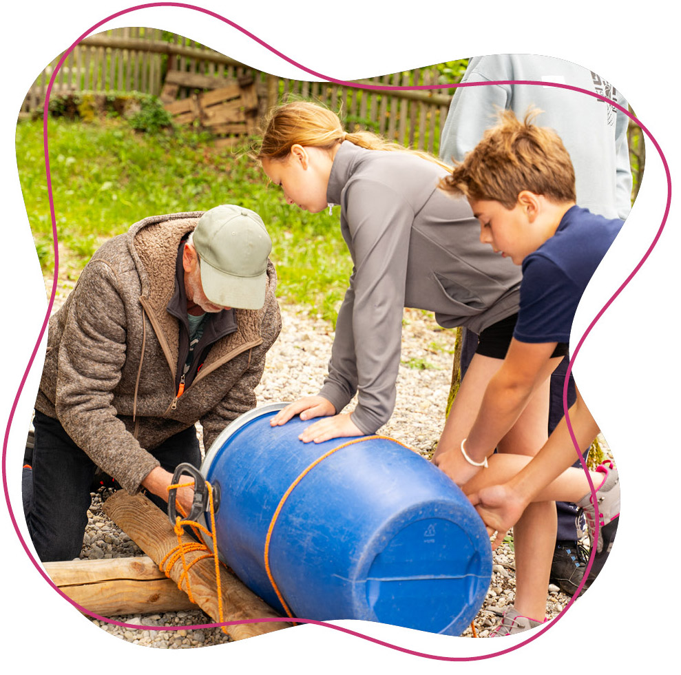 Mann und Kinder bauen ein Floss 