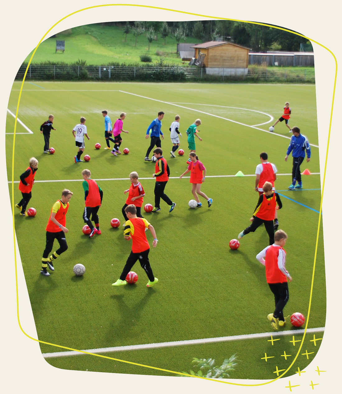 Kinder sind beim Fußballtraining