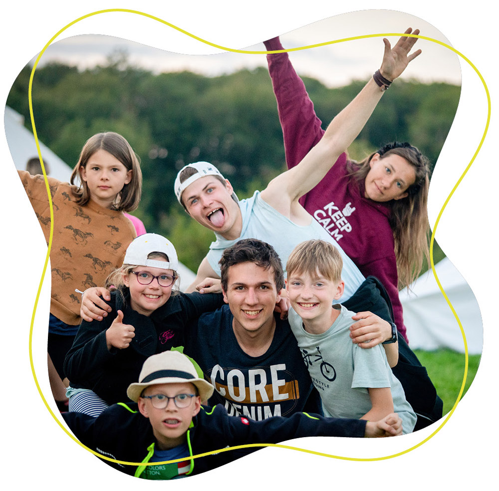 Gruppenfoto von Kinderteilnehmer und Gruppenleiter