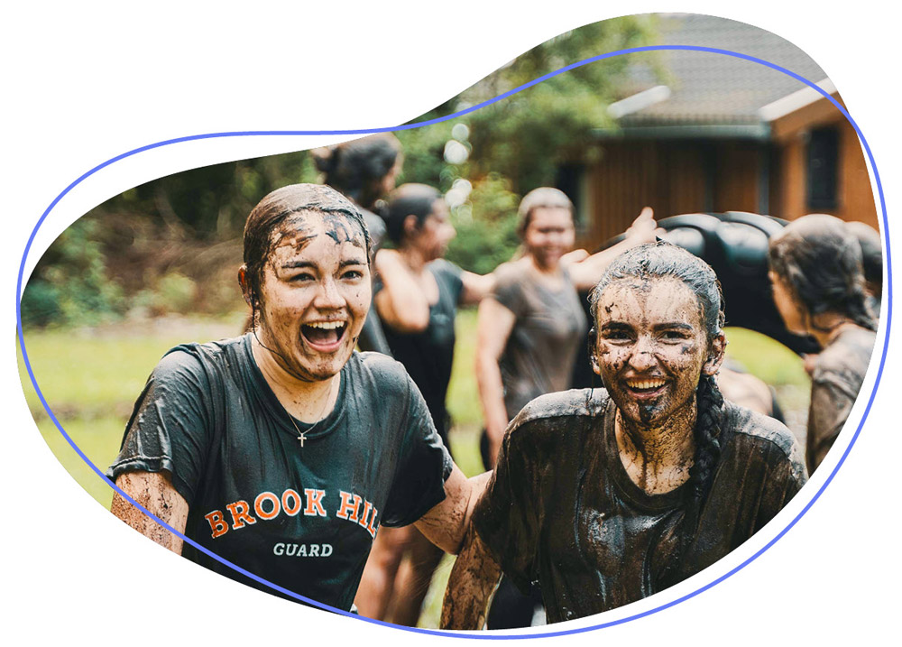 zwei Mädels sind im Tough Mudder